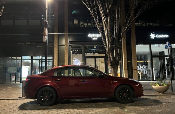 アルファロメオ159で丸の内仲通りへ｜愛車道Love Car Roadは、固形ワックス施工専門店